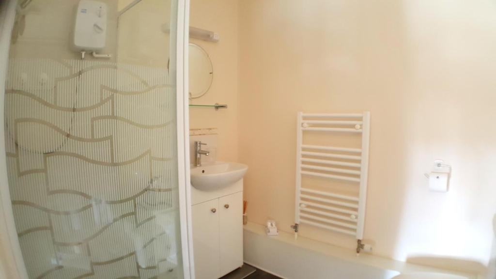 Een badkamer bij Schooner Point Guest House