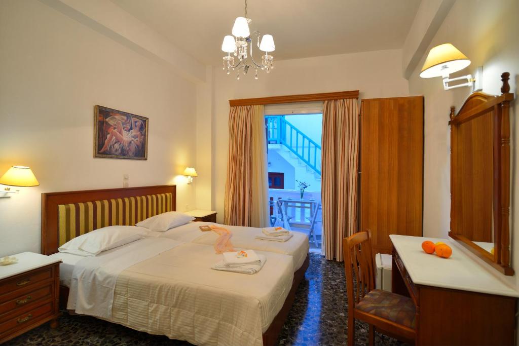 Ένα ή περισσότερα κρεβάτια σε δωμάτιο στο Galini Hotel