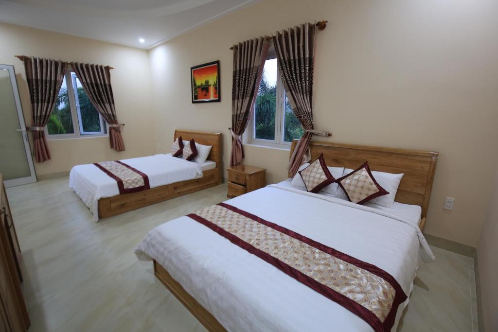 Giường trong phòng chung tại Ven Song Riverside Hotel