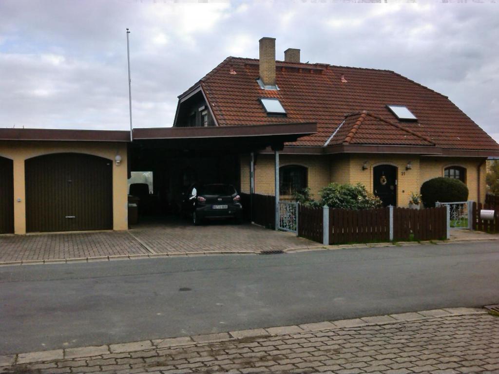 Schwarzenbach an der Saale的住宿－Ferienwohnung Raithel，前面有停车位的房子