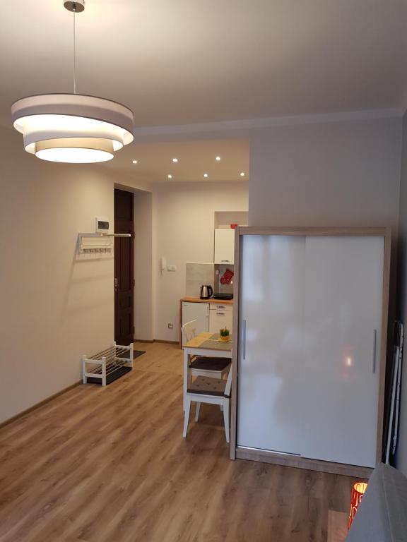 Kuchyňa alebo kuchynka v ubytovaní Apartamenty Marco 3 przy Dworcu-Stare Miasto-Super Wi Fi