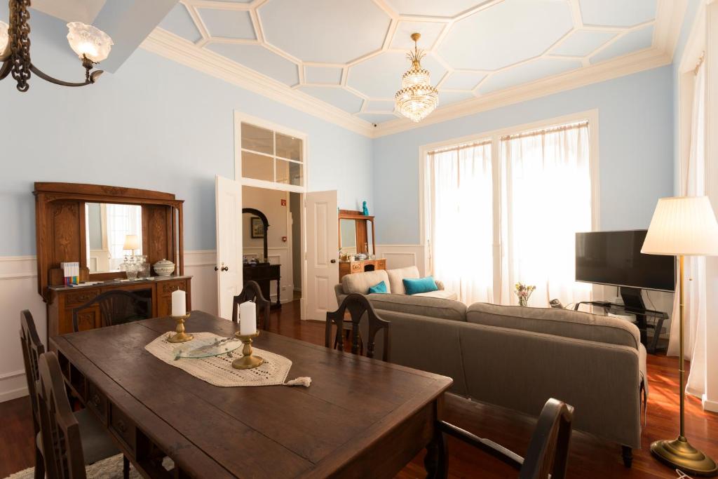 a living room with a table and a couch at Ericeira Soul Guesthouse in Ericeira