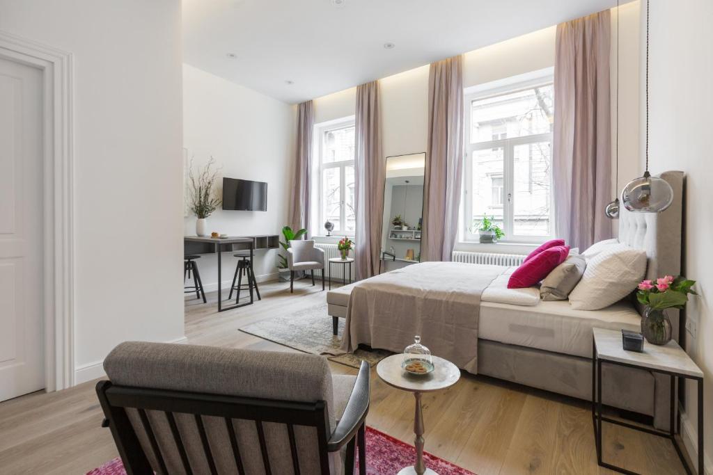 1 dormitorio con 1 cama y sala de estar en Montevideo Deluxe Apartments, en Zagreb