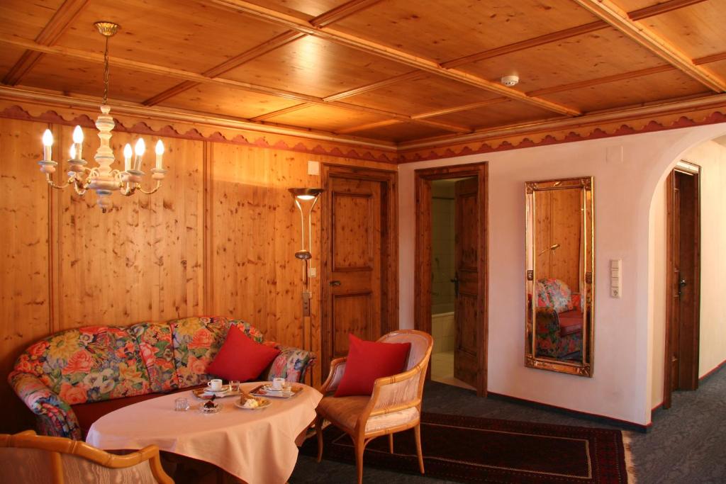 Posezení v ubytování Das Traditionshotel Schwarzer Adler