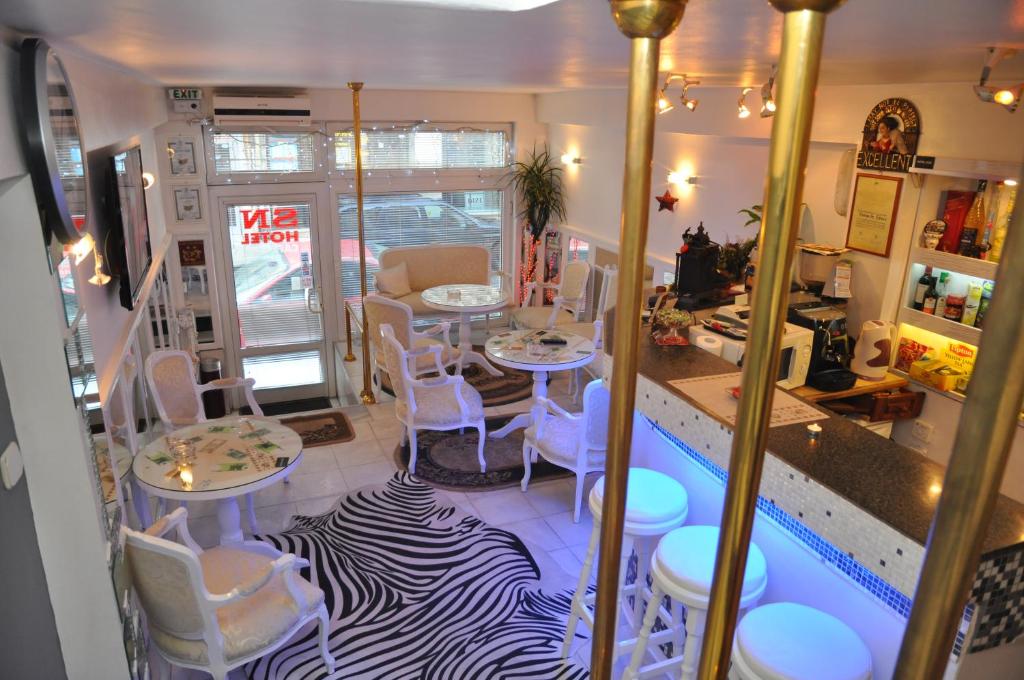 um quarto com piso estampado em zebra com mesas e cadeiras em Mini Hotel-Bohemi em Plovdiv