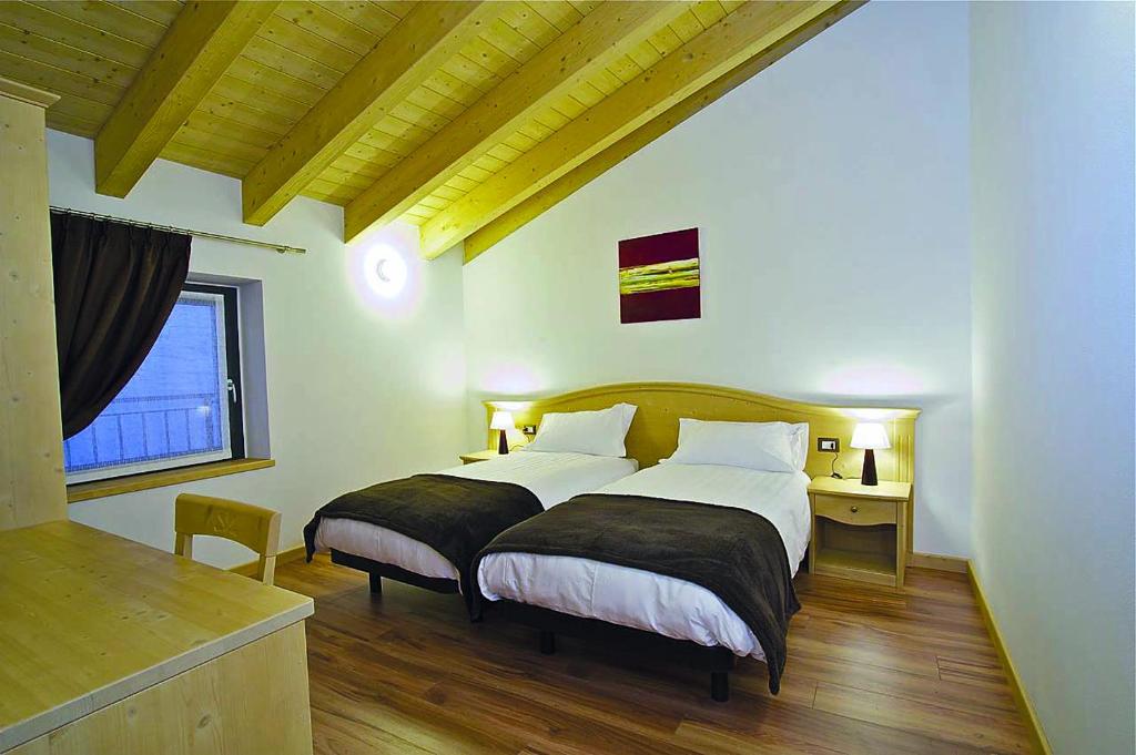 - une chambre avec 2 lits et une fenêtre dans l'établissement Terre Alte, à Buglio in Monte