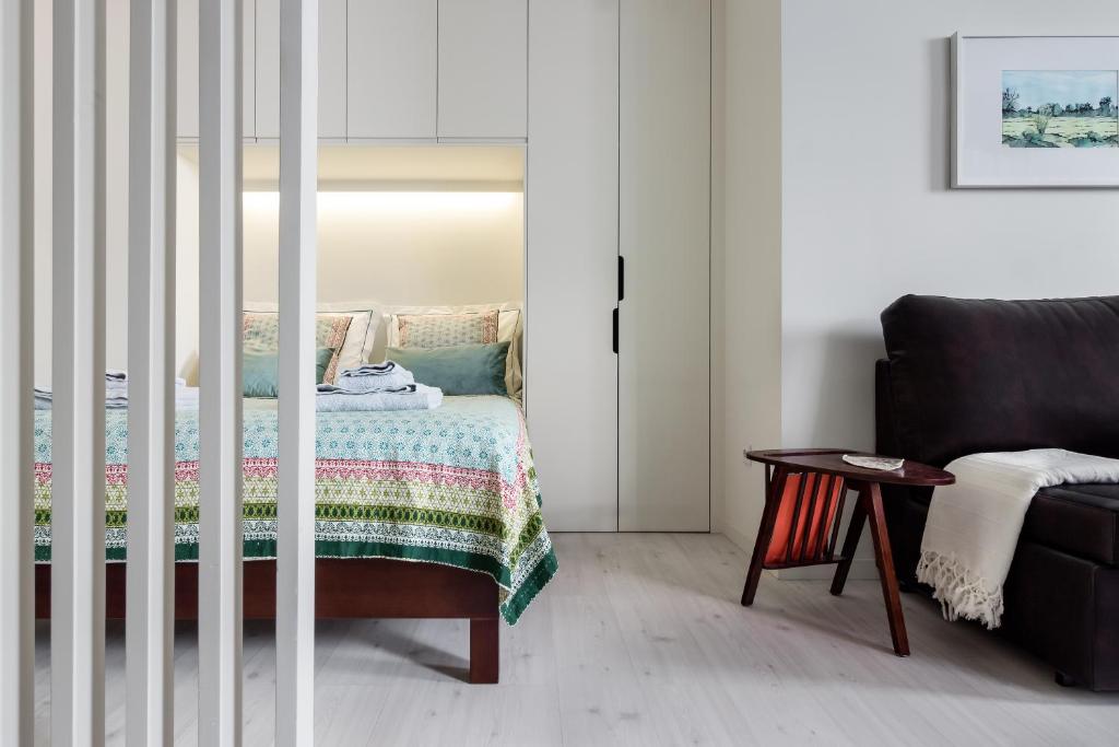 1 dormitorio con 1 cama y 1 sofá en Formosa Flats, en Oporto