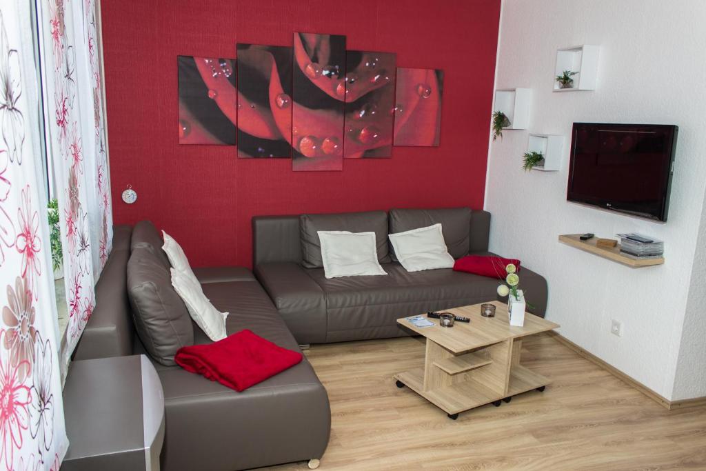 een woonkamer met een bank en een tafel bij Snow in Winterberg
