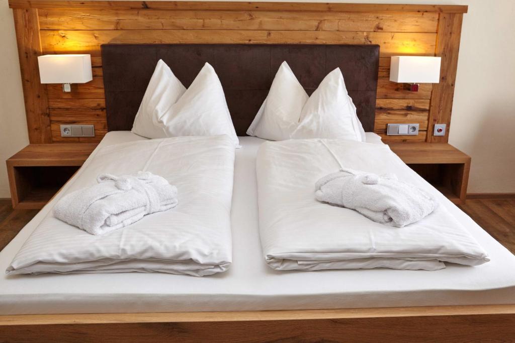 Postel nebo postele na pokoji v ubytování AURA-HOTEL Saulgrub