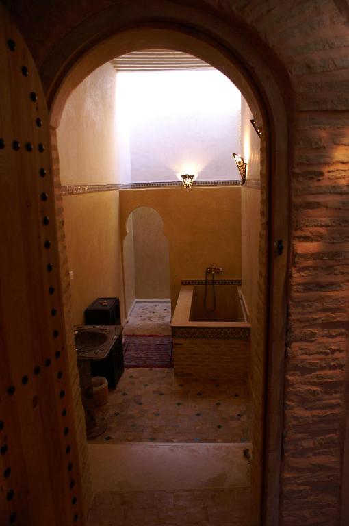 Koupelna v ubytování Riad Felloussia