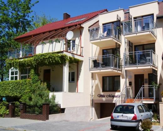 un edificio con un'auto parcheggiata di fronte di Villa Magnolia a Świnoujście