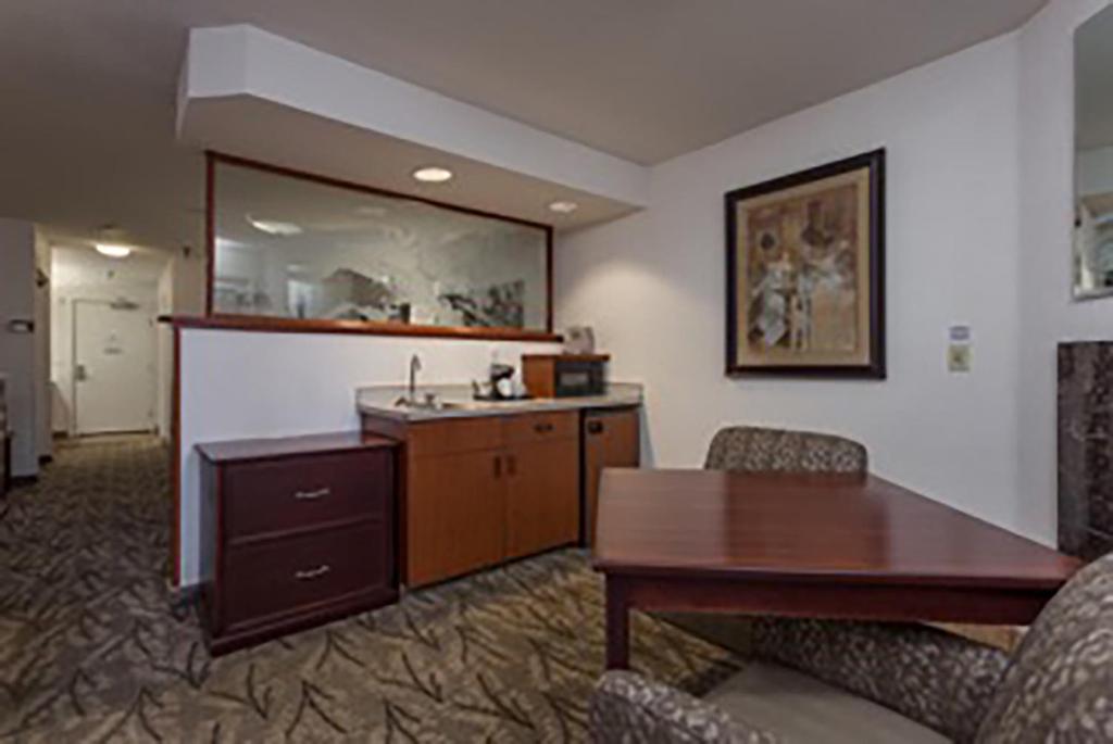 Kuchyň nebo kuchyňský kout v ubytování Shilo Inn Suites Hotel - Bend