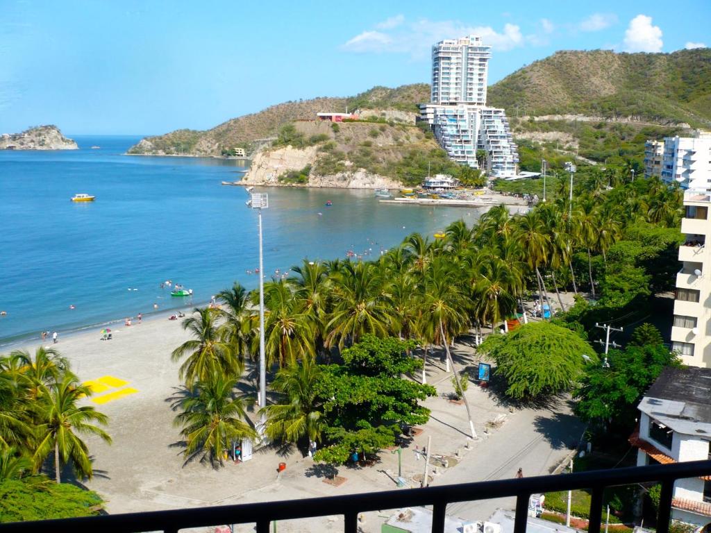 vistas a una playa con palmeras y edificios en Apartamento 10c Edf.Playa, en Santa Marta