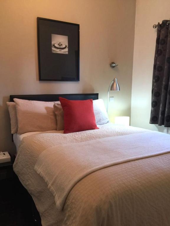 Postel nebo postele na pokoji v ubytování Park Crescent Hotel