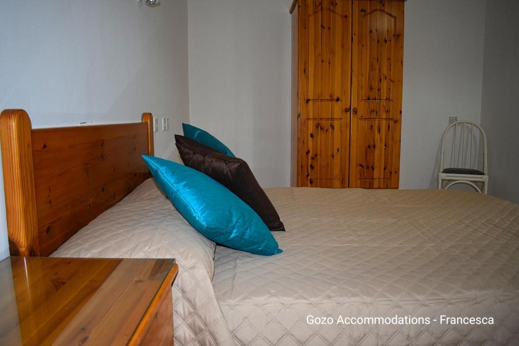 Postel nebo postele na pokoji v ubytování Cesca Apartments - Marsalforn, GOZO