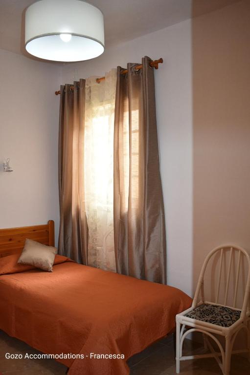 Postel nebo postele na pokoji v ubytování Cesca Apartments - Marsalforn, GOZO
