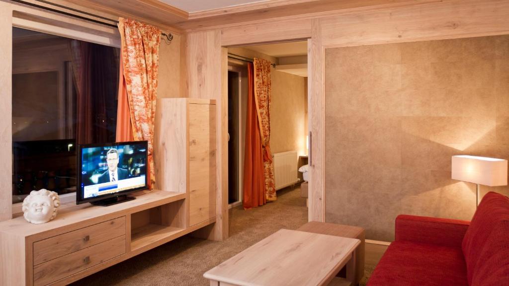 TV a/nebo společenská místnost v ubytování Das Traditionshotel Schwarzer Adler