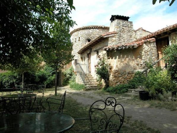 カラタニャソルにあるCasa Rural de la Villaの建物前のテーブルと椅子