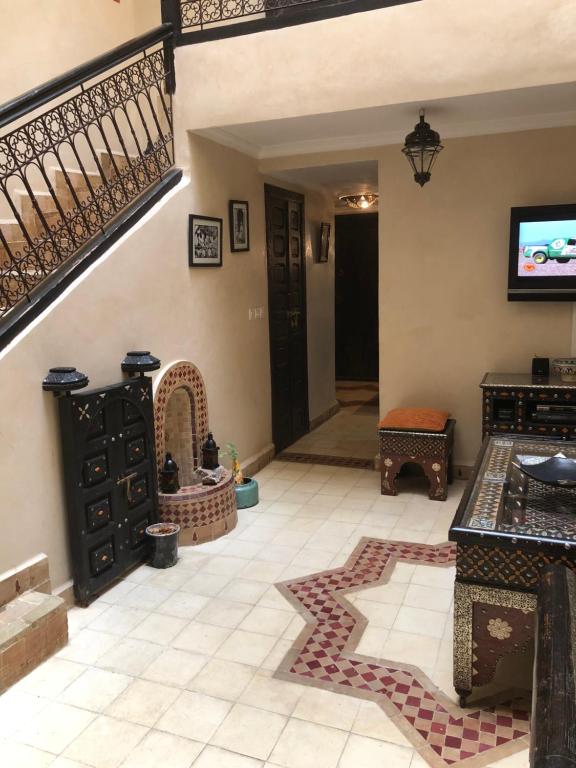 TV a/nebo společenská místnost v ubytování Riad Côté palmeraie