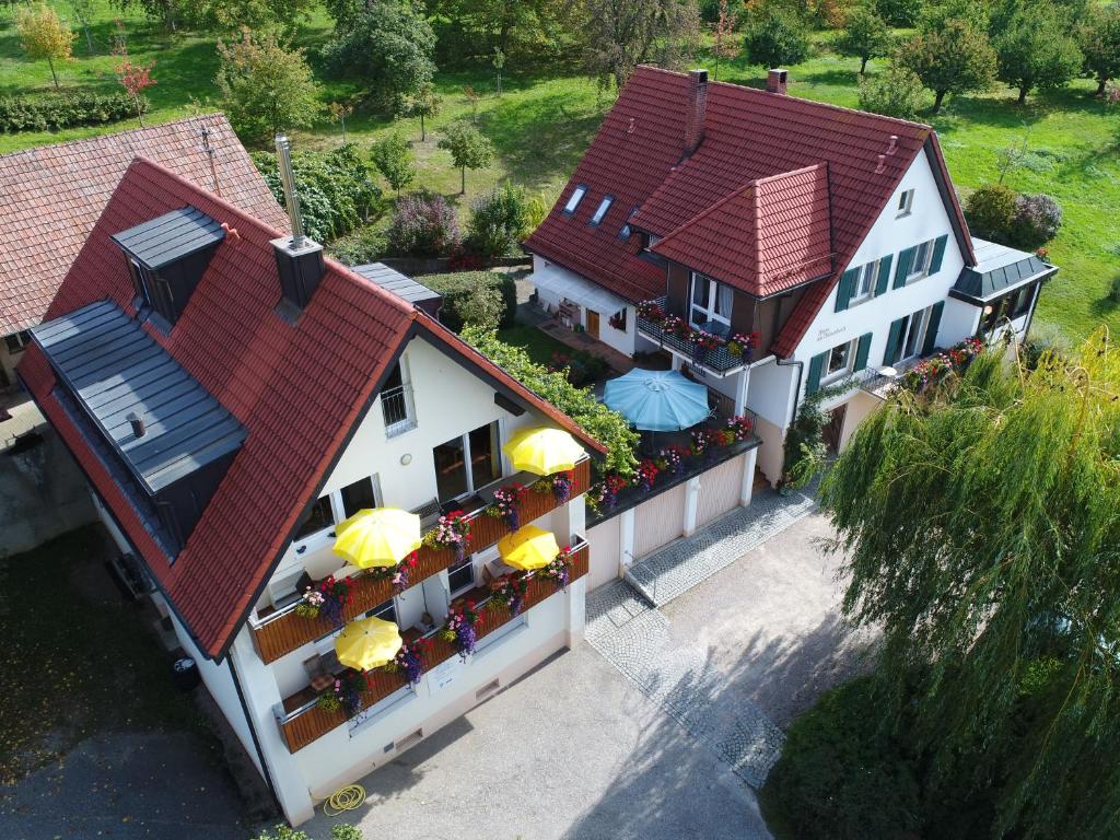 Una vista aérea de una casa con techo rojo. en Haus am Blauenbach, en Schliengen