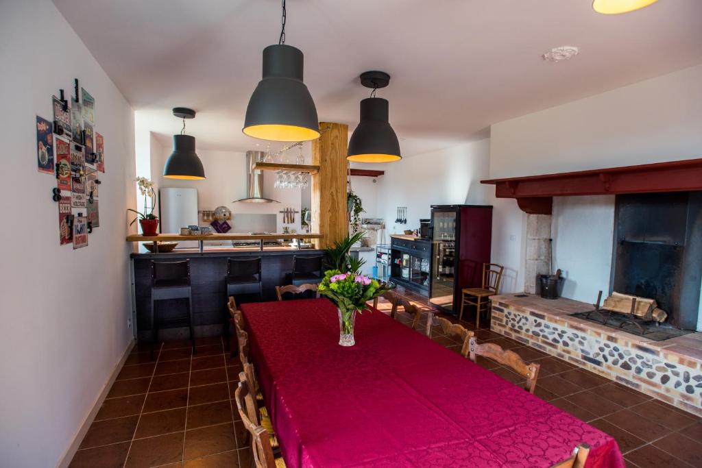 Crégols的住宿－Domaine de Bach，用餐室,配有一张桌子和花瓶