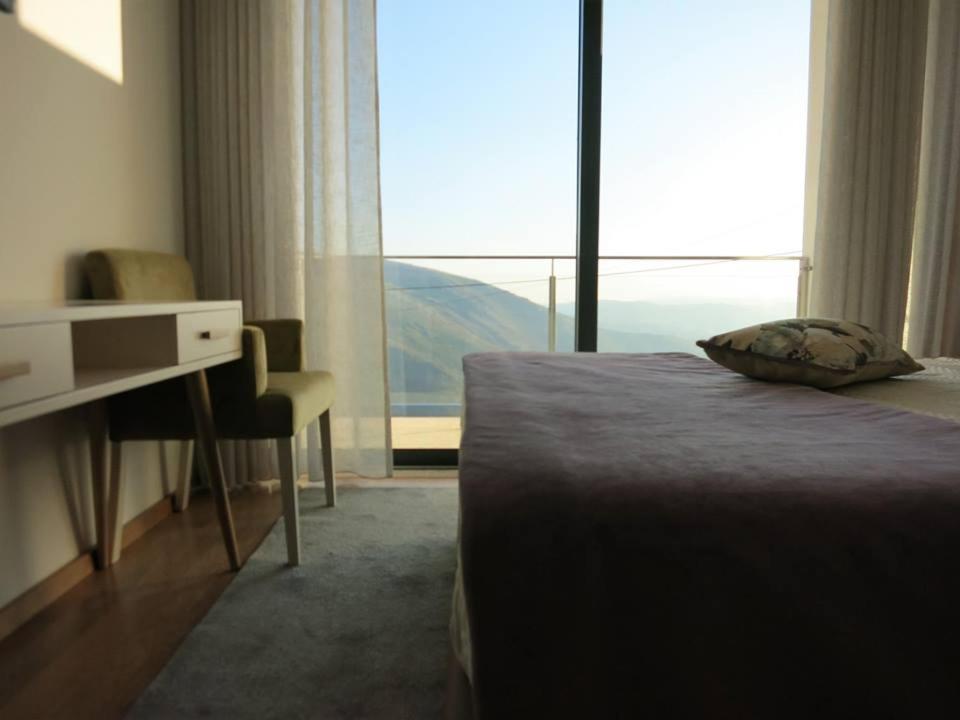 Uma vista geral da montanha ou uma vista da montanha a partir do hotel