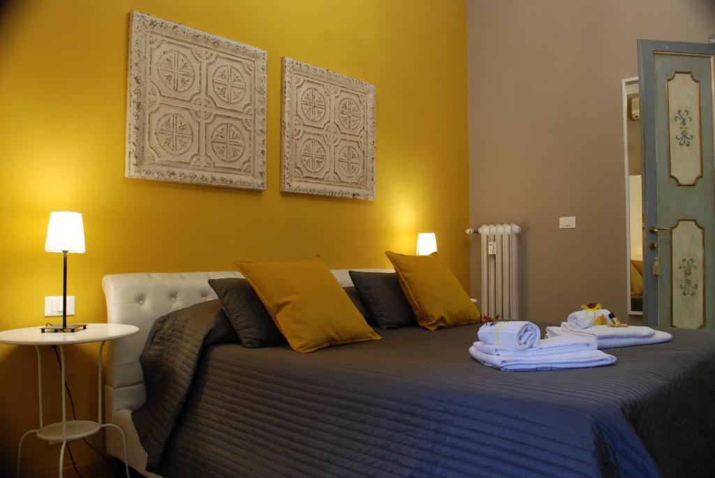 ローマにあるCostantino Primo Holiday - Roma St.Pietroのベッドルーム1室(ベッド1台、タオル2枚付)