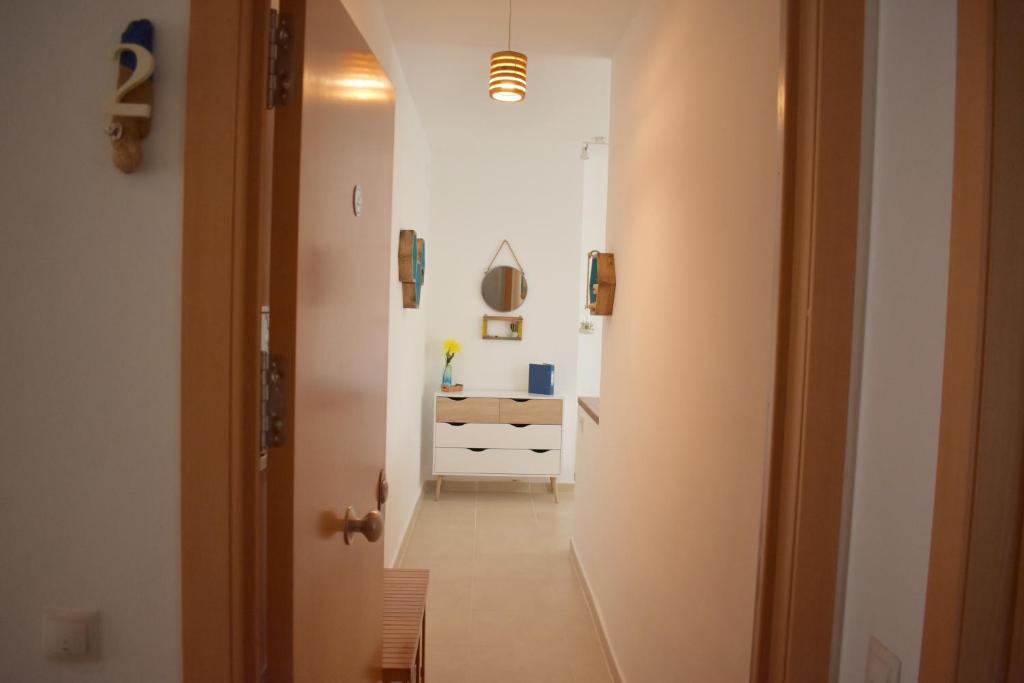 マラガにあるCasa Al Sur Apartmentsの洗面台付きのバスルームにつながる廊下