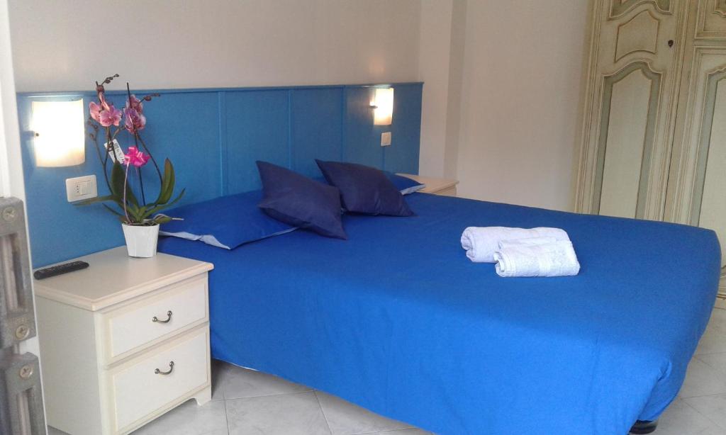 - un lit bleu avec 2 serviettes dans l'établissement Appartamentino Nadia, à Monterosso al Mare
