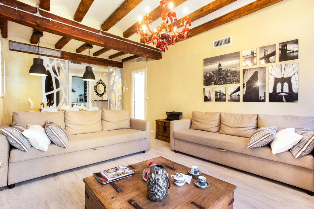 Sala de estar con 2 sofás y mesa de centro en Font 2 Circo Romano, en Tarragona