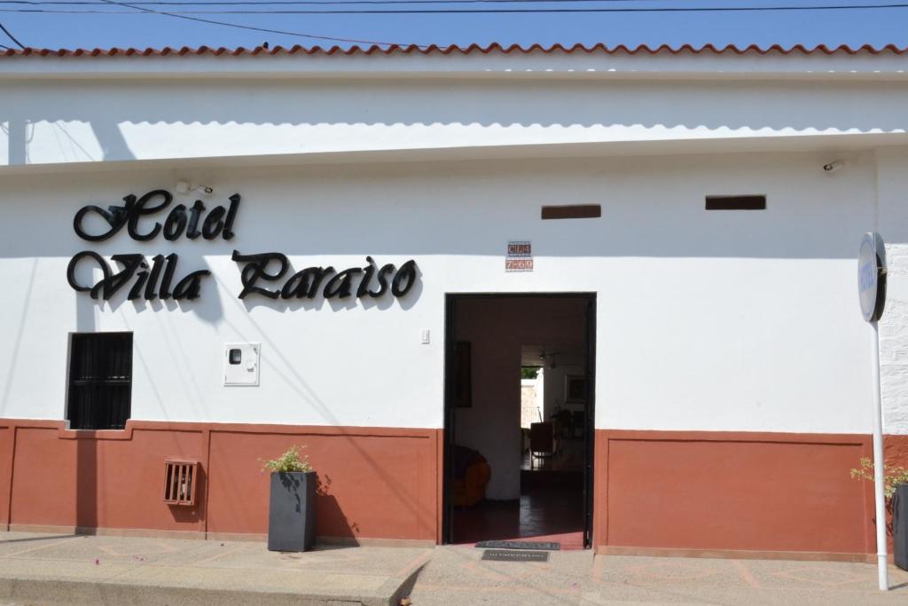 een gebouw met een bord waarop actualilla raza staat bij Hotel Villa Paraiso in Villavieja