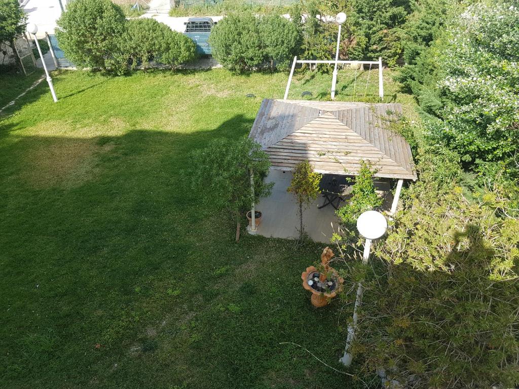 Vonkajšia záhrada v ubytovaní Rastoni Apartments
