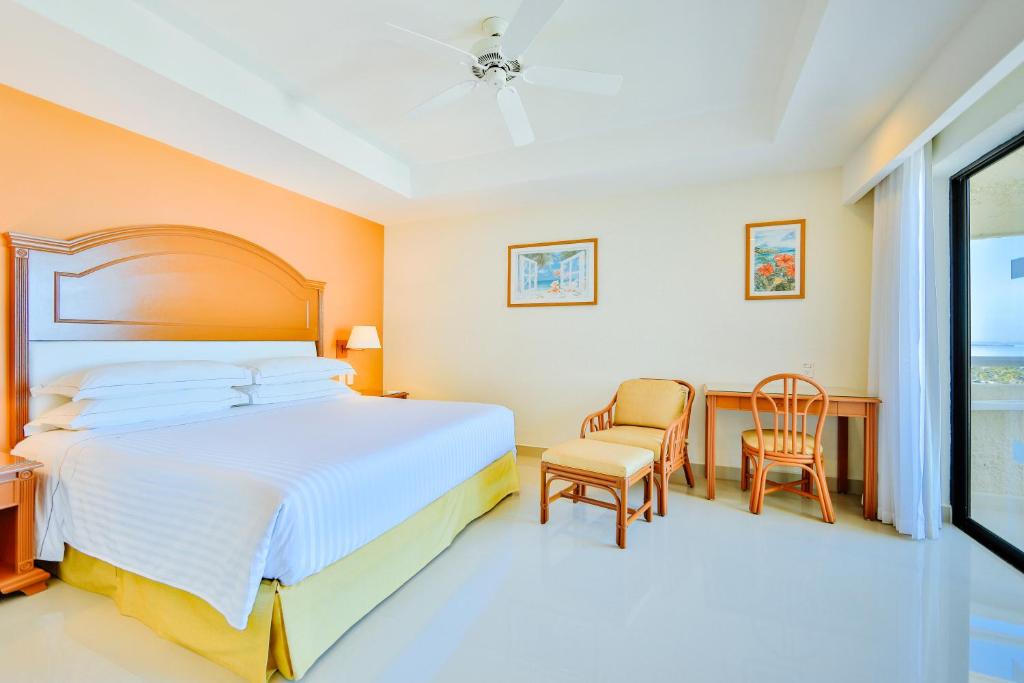 Postel nebo postele na pokoji v ubytování Occidental Tucancún - All Inclusive