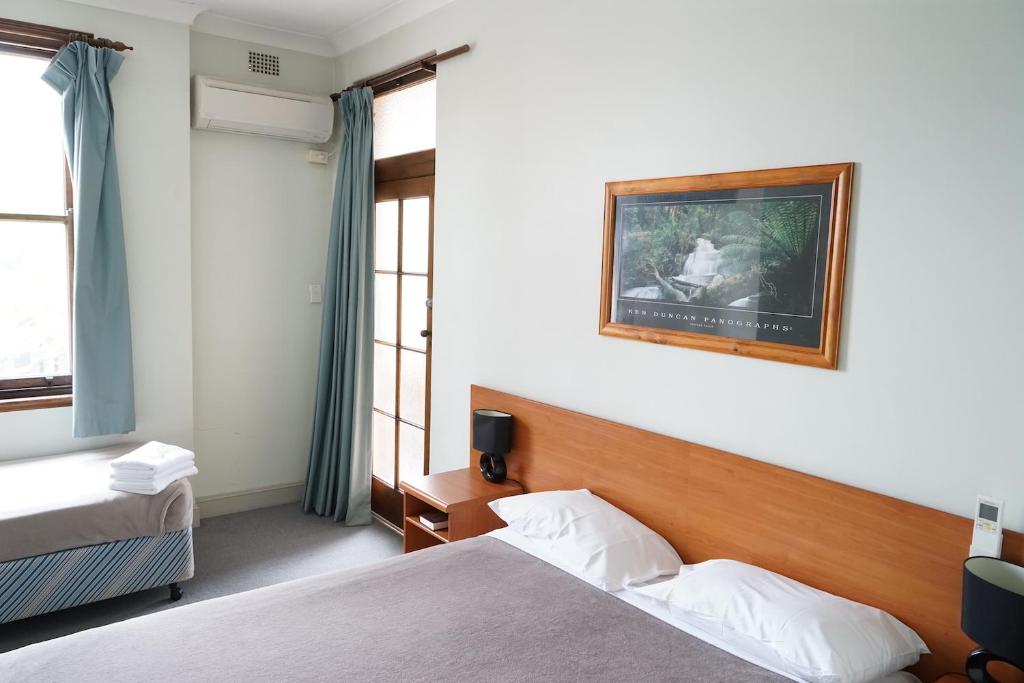 Hurstville Ritz Hotel - Triple Room With Private Bathroom