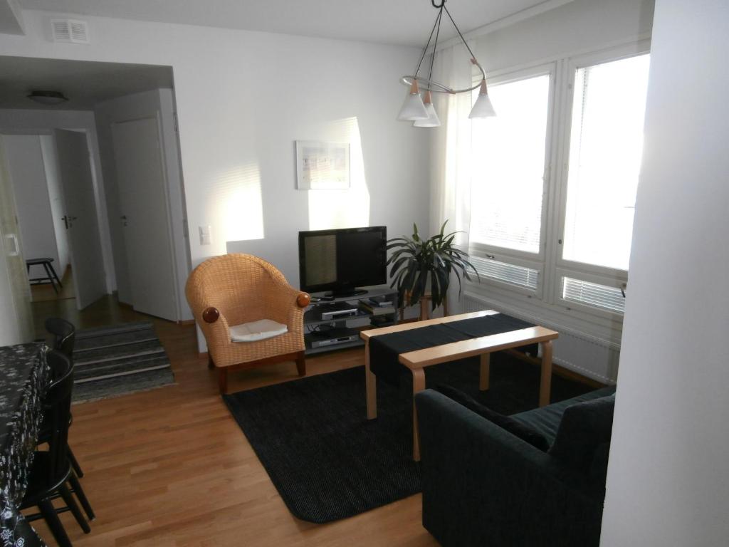 - un salon avec un canapé et une table dans l'établissement Huoneistohotelli Nallisuites, à Oulu