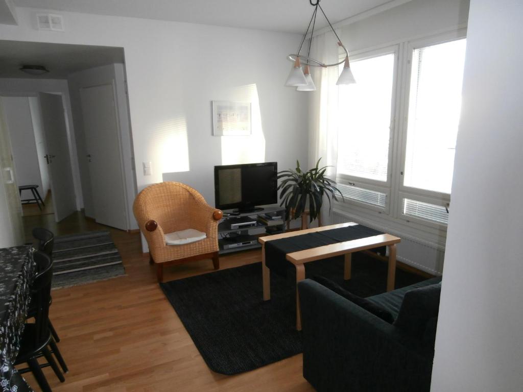 una sala de estar con un sofá y una mesa en Huoneistohotelli Nallisuites, en Oulu