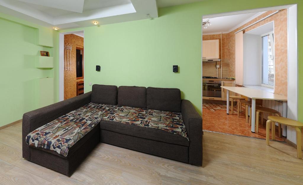 オムスクにあるOmsk Sutki Apartments at Pushkina 99 floor 3のキッチン、テーブルが備わる客室のベッド1台分です。