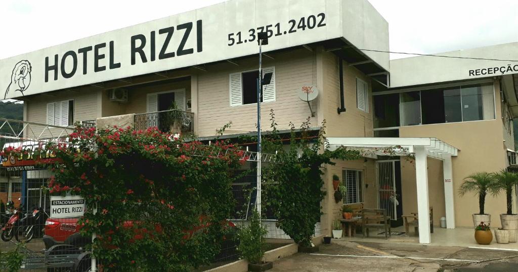 a hotel building with a sign that reads hotel rhea at Hotel Rizzi in Encantado