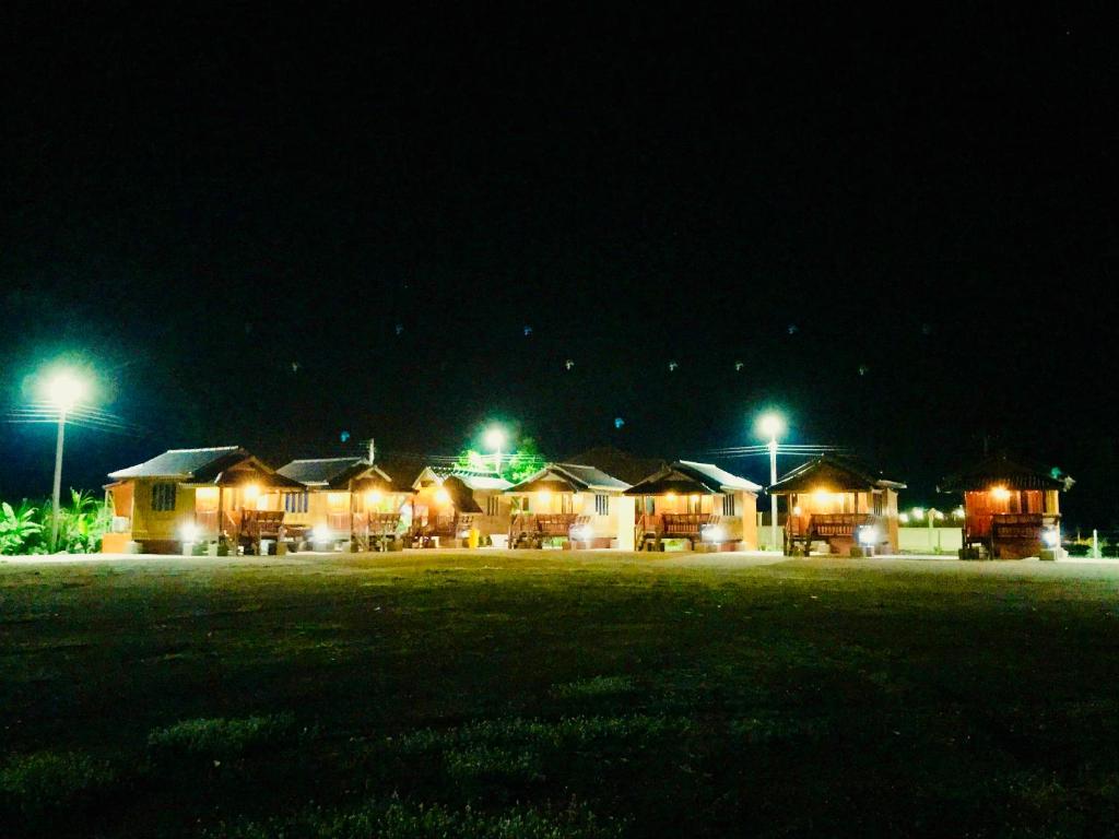 una fila di case di notte con luci di We Care Resort a Wi-jiērn