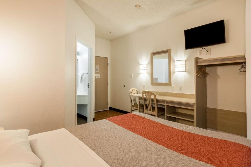 Кровать или кровати в номере Motel 6-Newport, TN