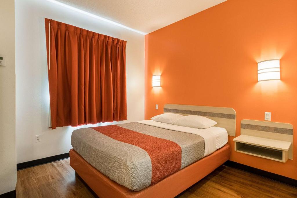 Кровать или кровати в номере Motel 6-Newport, TN