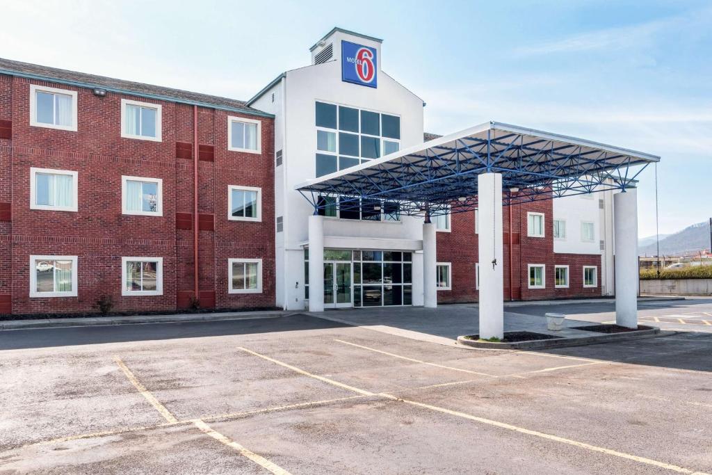 紐波特的住宿－Motel 6-Newport, TN，大楼前的一个空停车位