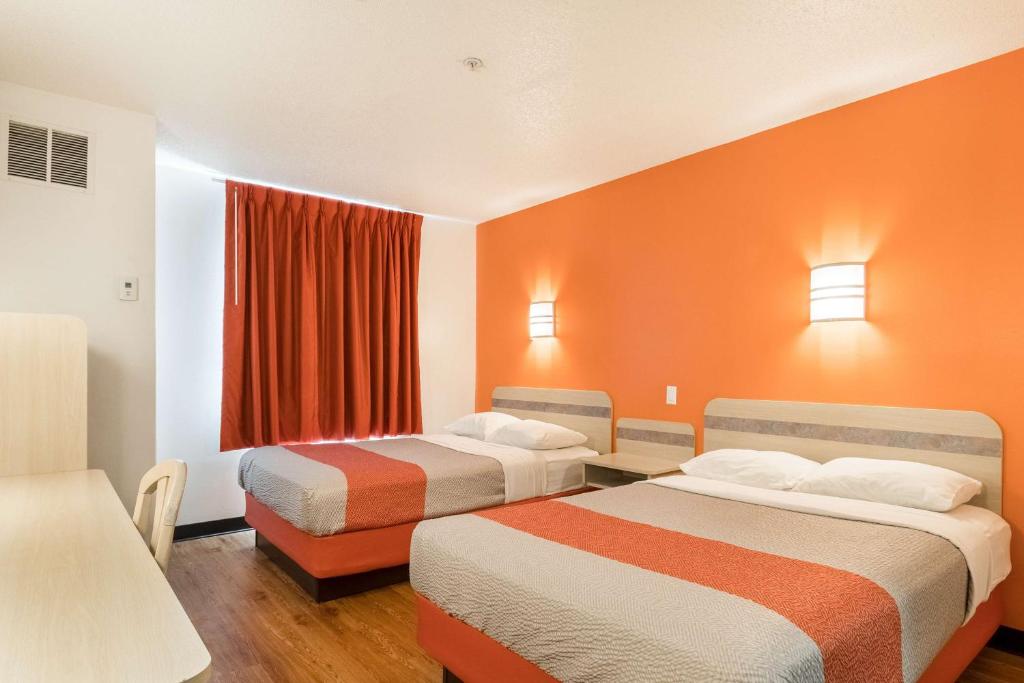 Кровать или кровати в номере Motel 6-Newport, TN