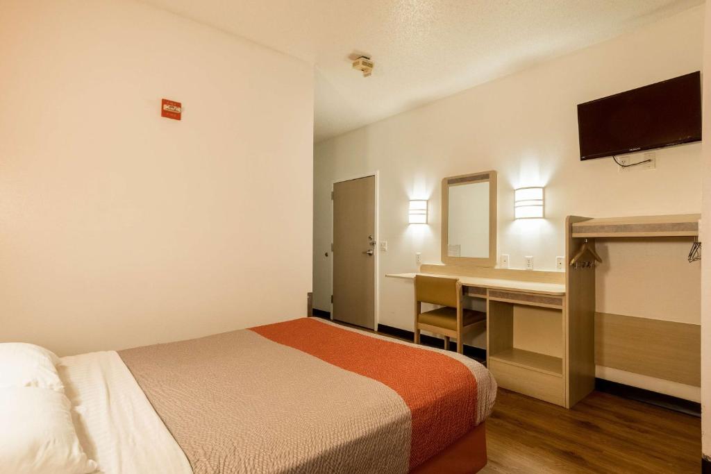 Кровать или кровати в номере Motel 6-Newport, TN