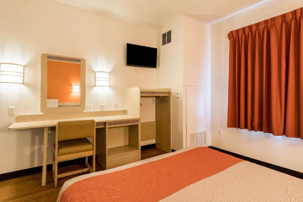 Кровать или кровати в номере Motel 6-Newport, TN