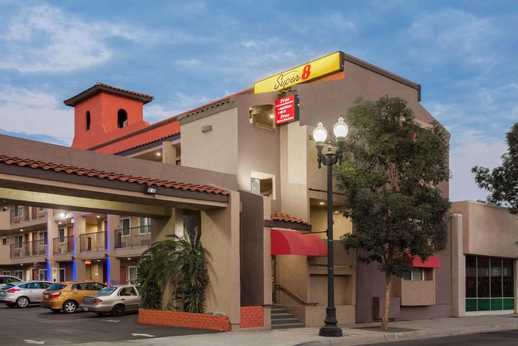 un edificio de hotel con un cartel krispy kreme en él en Super 8 by Wyndham El Cajon San Diego, en El Cajon