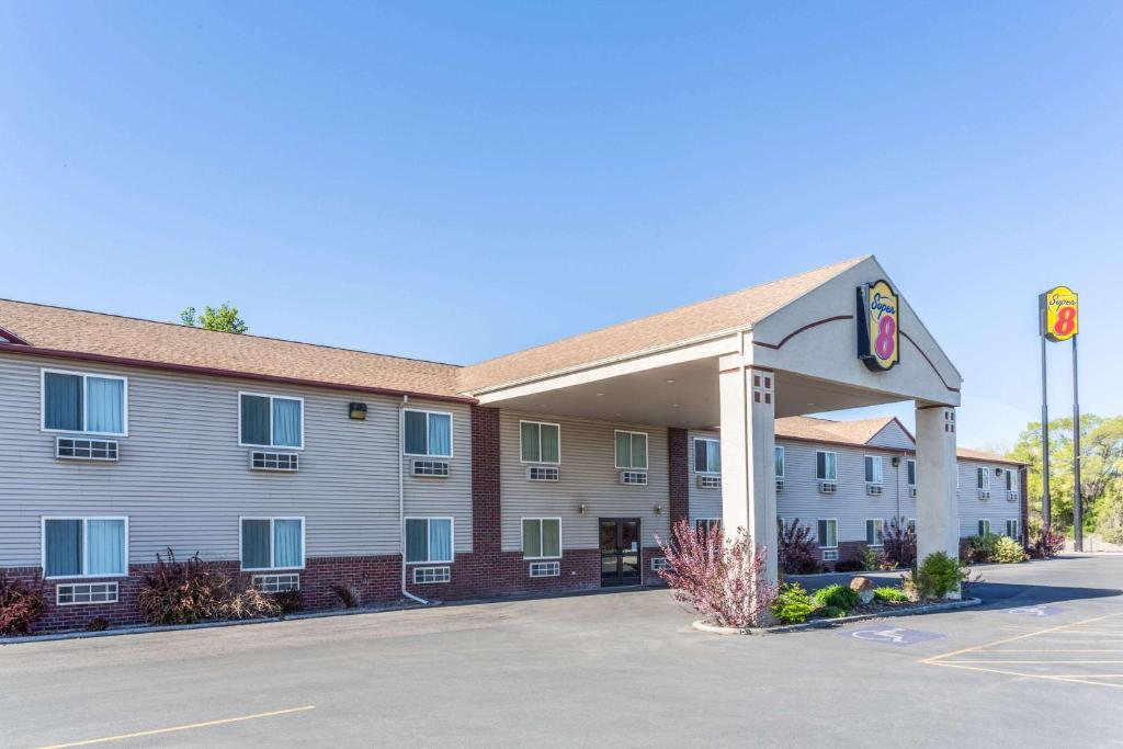 auryona inn suites on the street with a parking lot at Super 8 by Wyndham Super 8 Blackfoot in Blackfoot