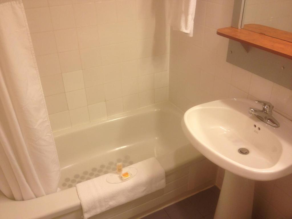 
Queen Room - Non-Smoking
