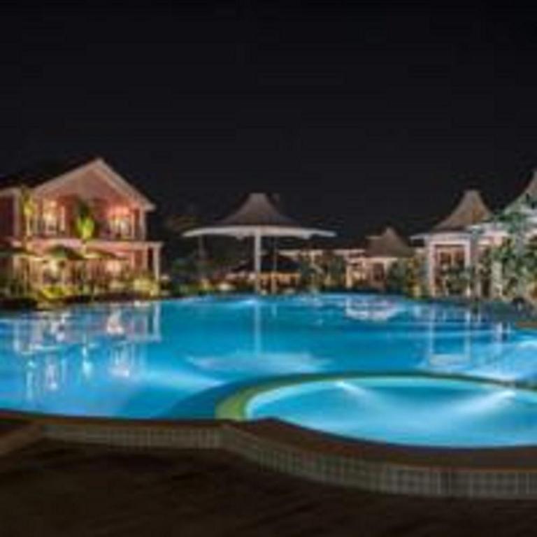 Bazén v ubytování Swosti Chilika Resort nebo v jeho okolí