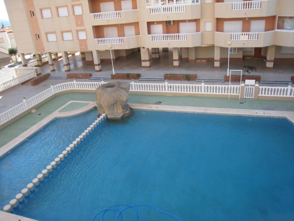 ラ・マンガ・デル・マール・メノールにあるApartamentos Turísticos Isla Grosaのホテル内の大型スイミングプールのオーバーヘッドビュー